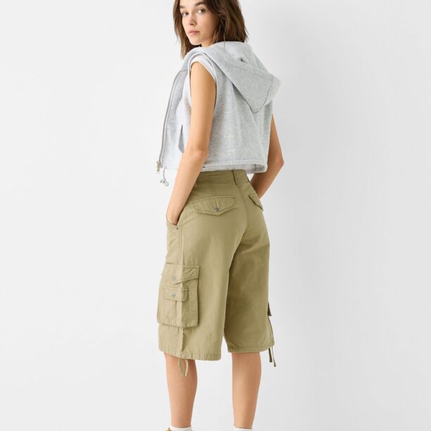 Bershka Pantaloni cu buzunare  oliv preţ