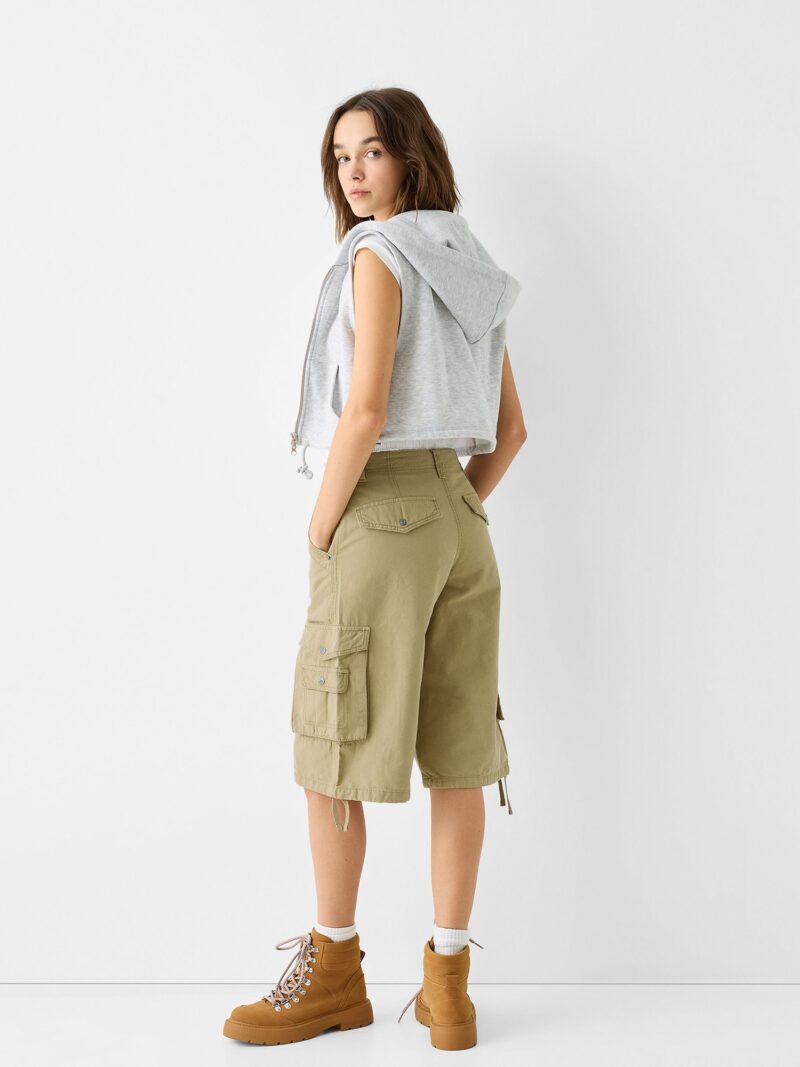 Bershka Pantaloni cu buzunare  oliv preţ