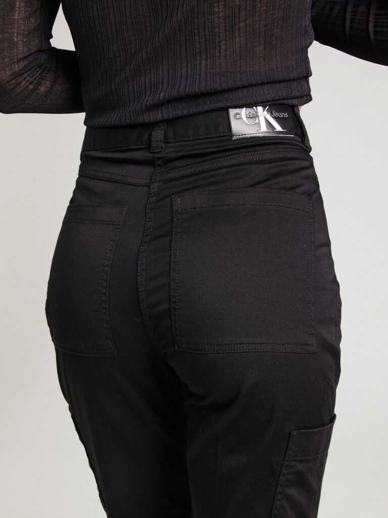 Preţ Calvin Klein Jeans Pantaloni cu buzunare  negru / alb