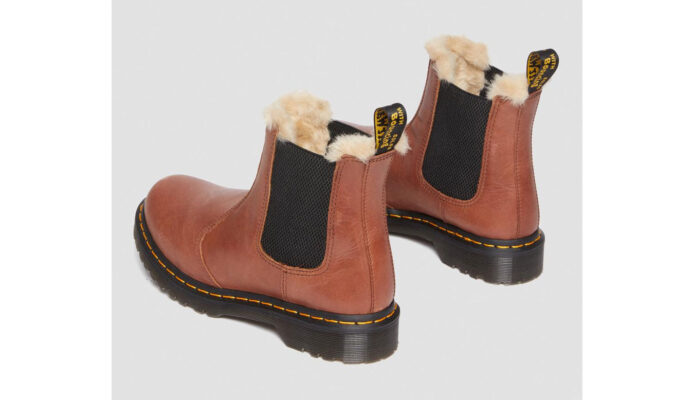 Cumpăra Dr. Martens 2976 Leonore Faux Fur Lined Chelsea Boot