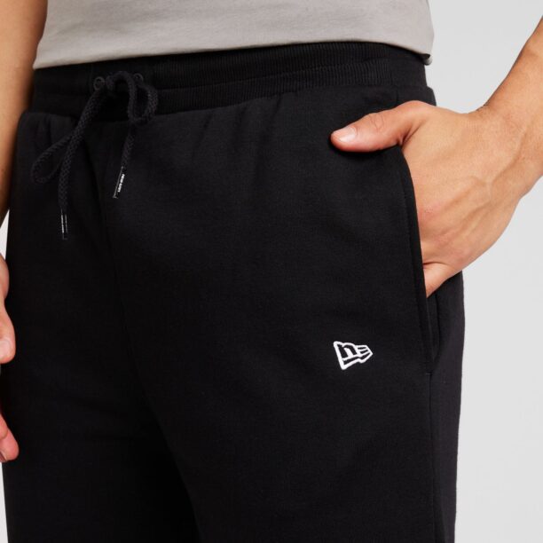 Preţ NEW ERA Pantaloni 'ESSENTLS'  negru / alb