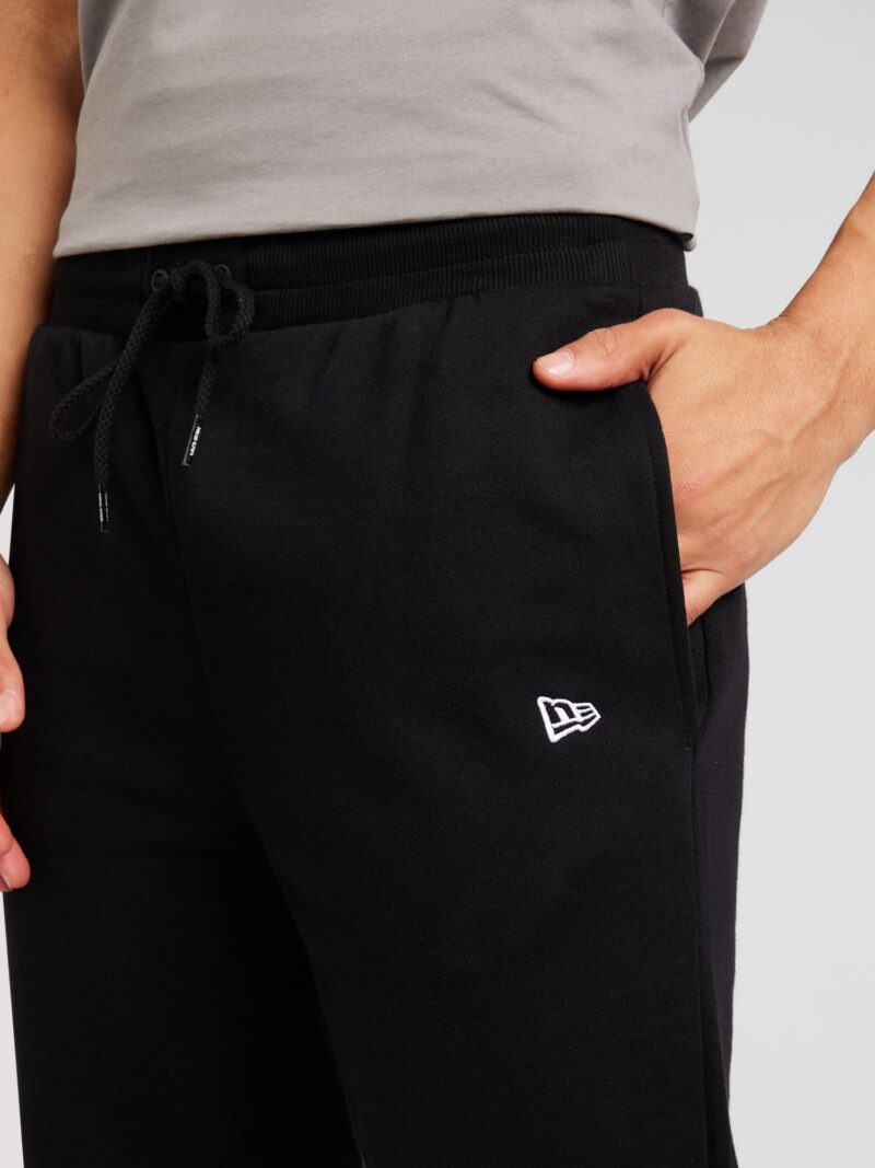 Preţ NEW ERA Pantaloni 'ESSENTLS'  negru / alb