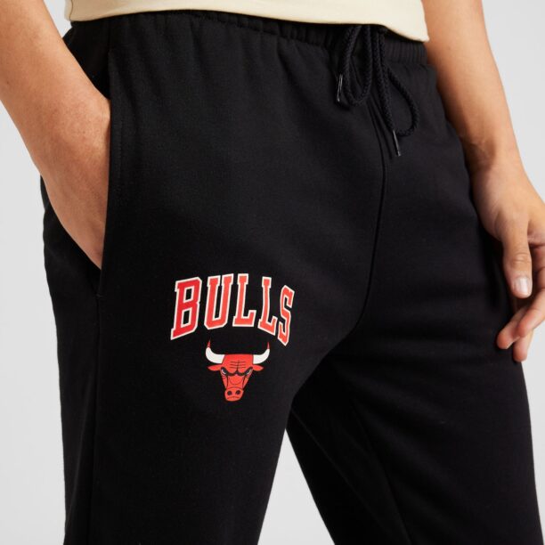 Preţ NEW ERA Pantaloni 'NBA ESSENTIALS CHIBUL'  roșu / negru / alb