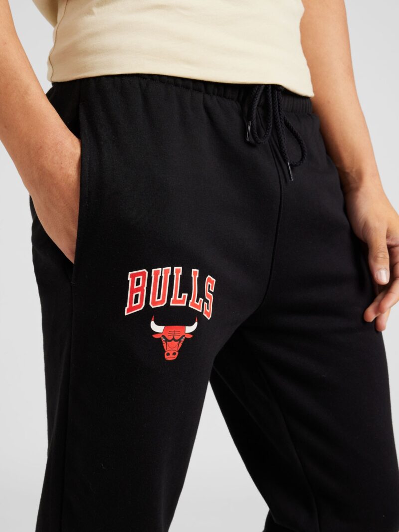 Preţ NEW ERA Pantaloni 'NBA ESSENTIALS CHIBUL'  roșu / negru / alb