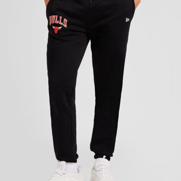 NEW ERA Pantaloni 'NBA ESSENTIALS CHIBUL'  roșu / negru / alb