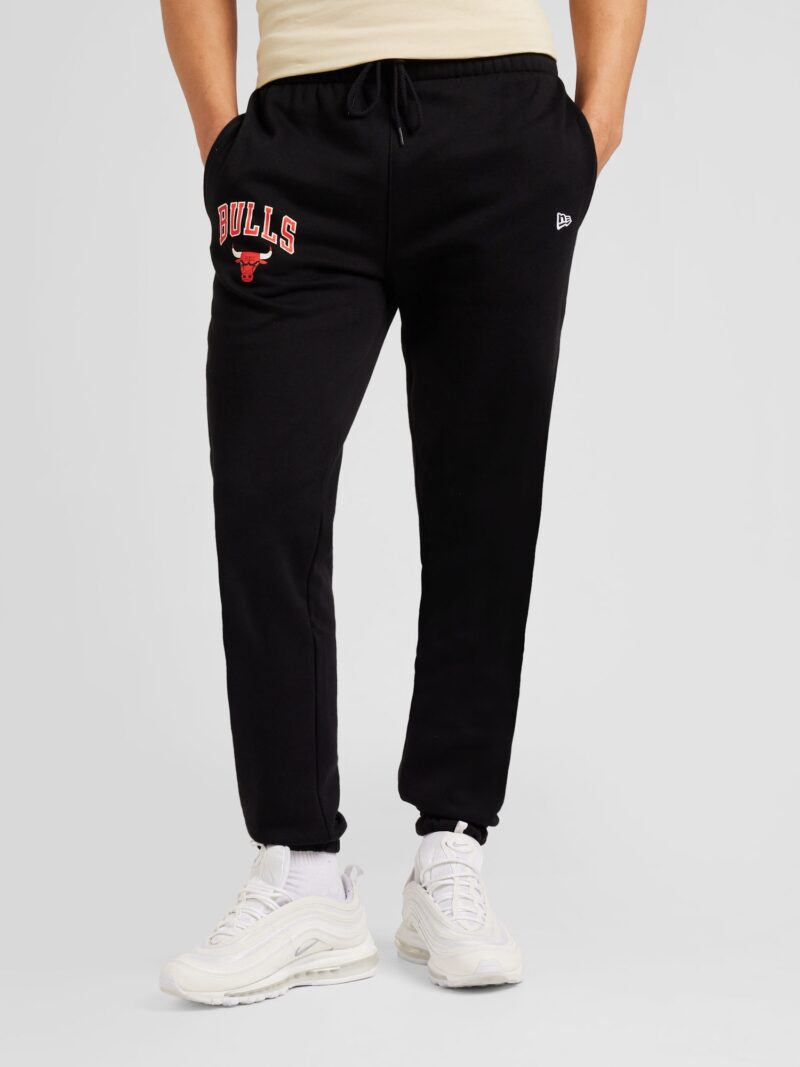 NEW ERA Pantaloni 'NBA ESSENTIALS CHIBUL'  roșu / negru / alb