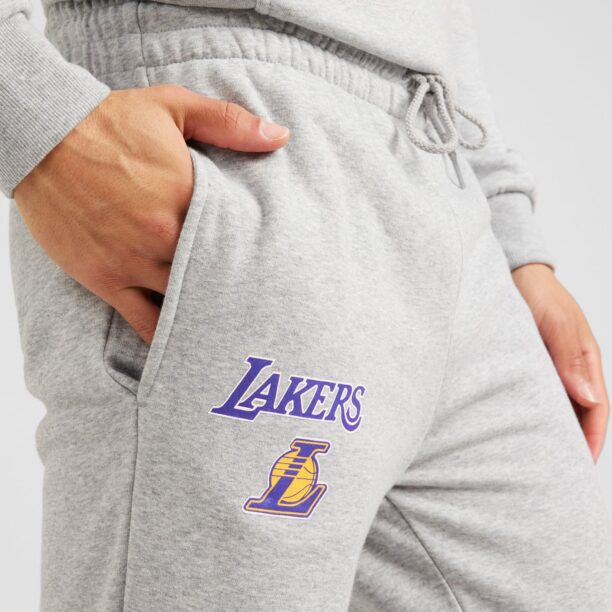 Preţ NEW ERA Pantaloni 'NBA ESSENTLS LOSLAK'  gri / mov închis / portocaliu deschis