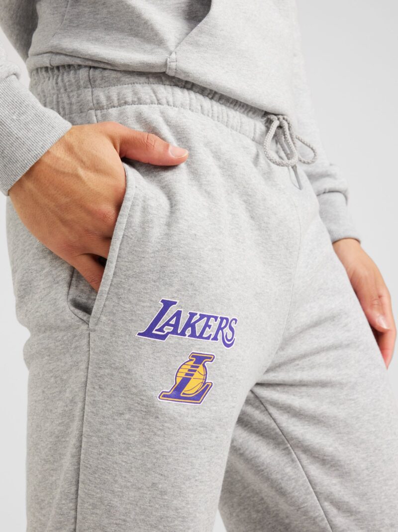 Preţ NEW ERA Pantaloni 'NBA ESSENTLS LOSLAK'  gri / mov închis / portocaliu deschis