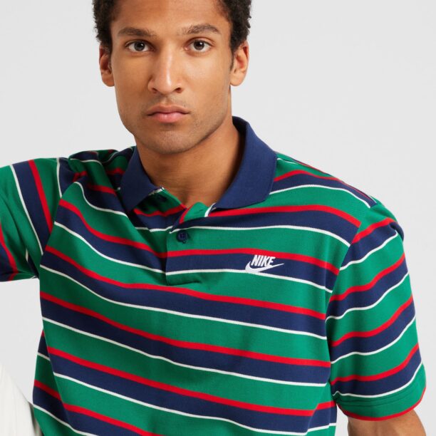 Preţ Nike Sportswear Tricou 'CLUB'  bleumarin / verde smarald / roșu / alb