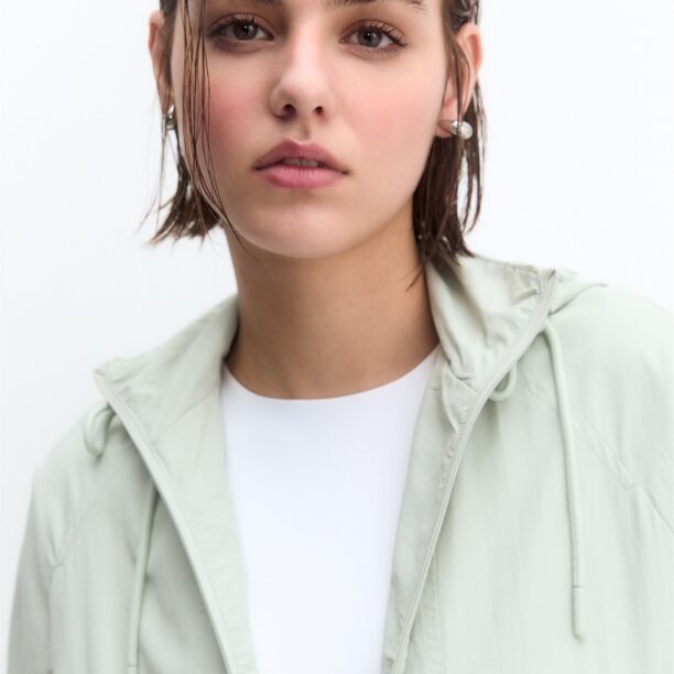 Preţ Pull&Bear Geacă de primăvară-toamnă  verde pastel