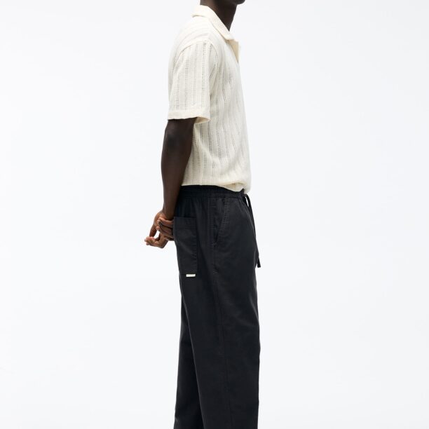 Preţ Pull&Bear Pantaloni  negru