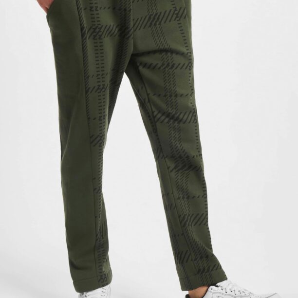 Thug Life Pantaloni  verde pin / negru preţ