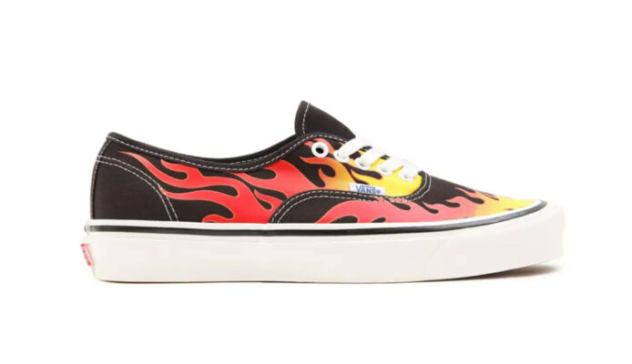 Preţ Vans UA Authentic 44 DX Epic Flame