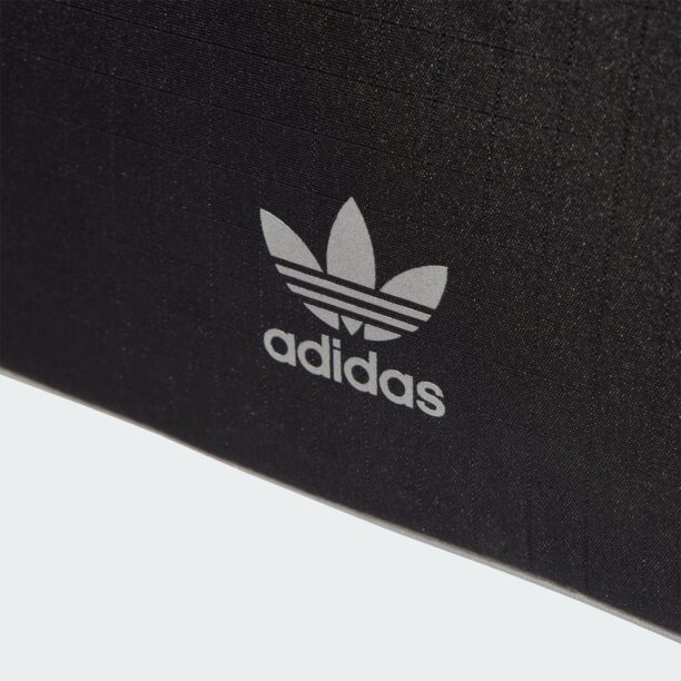 Cumpăra ADIDAS ORIGINALS Geantă de călătorie 'Airliner'  negru / argintiu