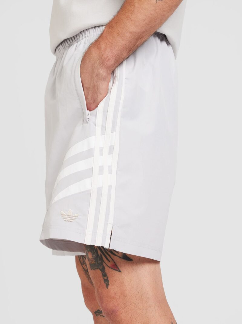 Cumpăra ADIDAS ORIGINALS Pantaloni 'Q3 ATL'  bej / gri deschis / alb