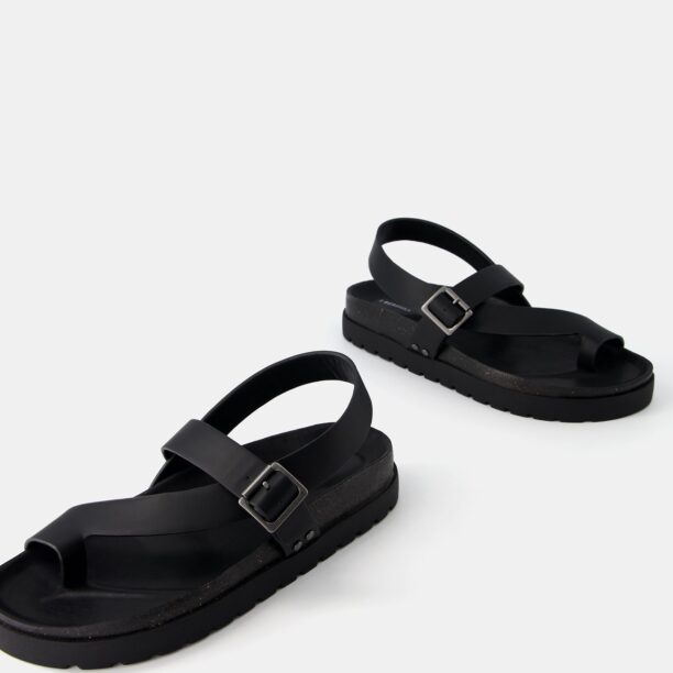 Cumpăra Bershka Flip-flops  negru