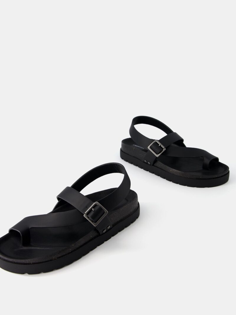 Cumpăra Bershka Flip-flops  negru