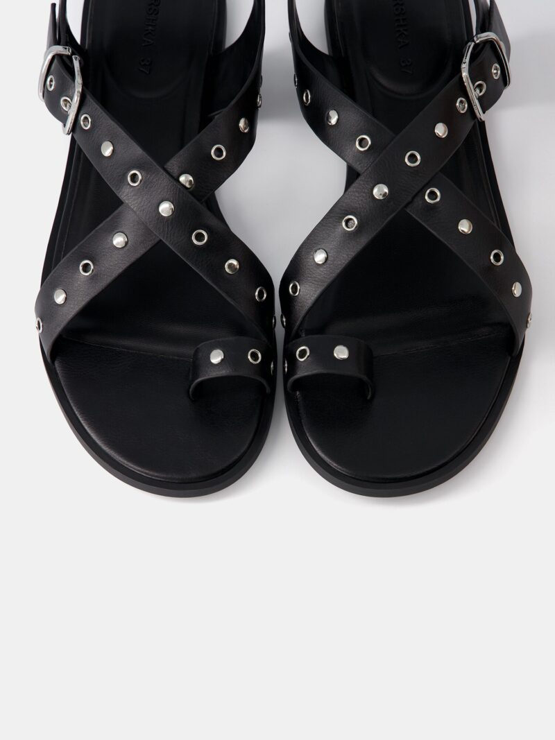 Cumpăra Bershka Flip-flops  negru / argintiu