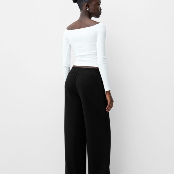 Bershka Pantaloni cutați  negru preţ