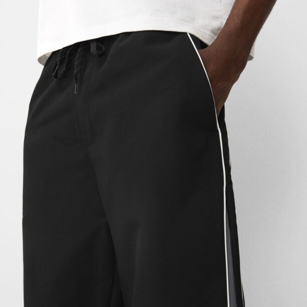 Bershka Pantaloni  gri / negru / alb preţ