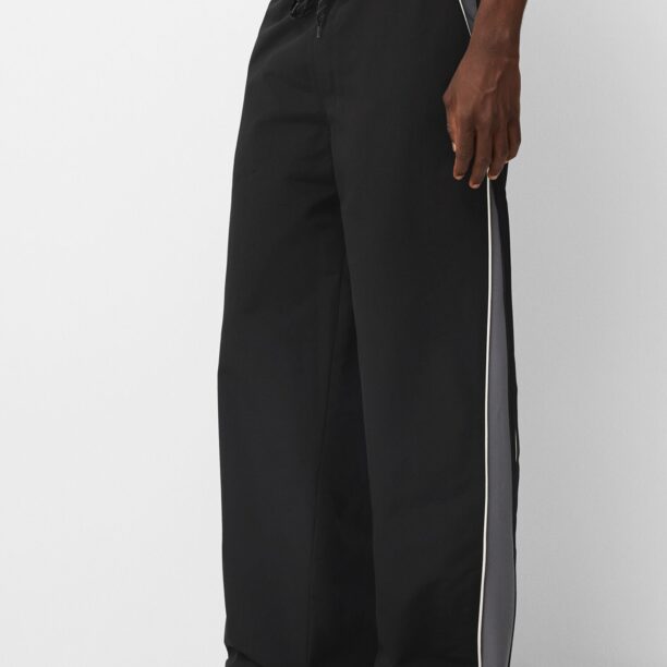 Cumpăra Bershka Pantaloni  gri / negru / alb