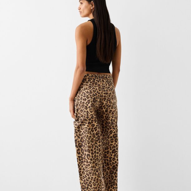 Bershka Pantaloni  maro cămilă / maro caramel / negru preţ