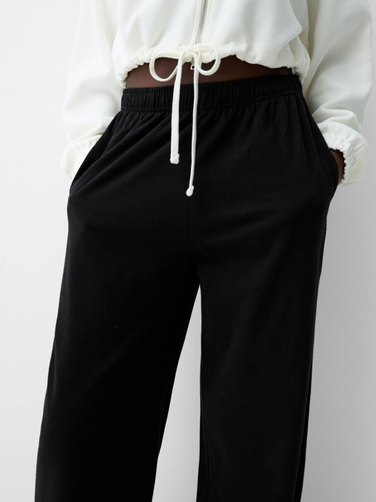 Preţ Bershka Pantaloni  negru