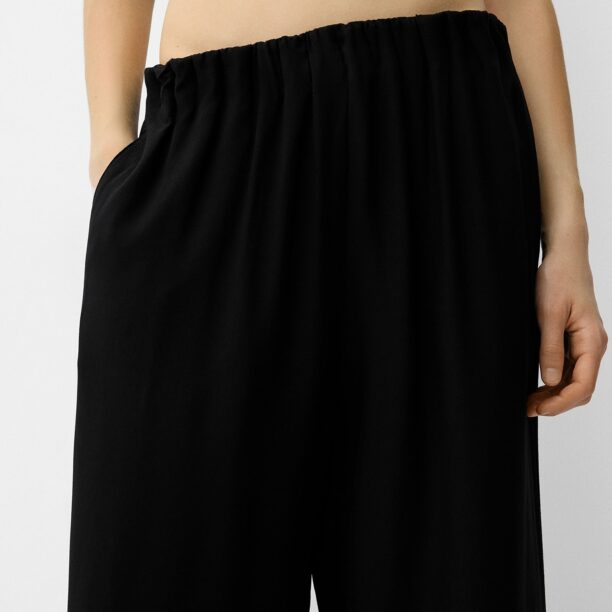 Preţ Bershka Pantaloni  negru