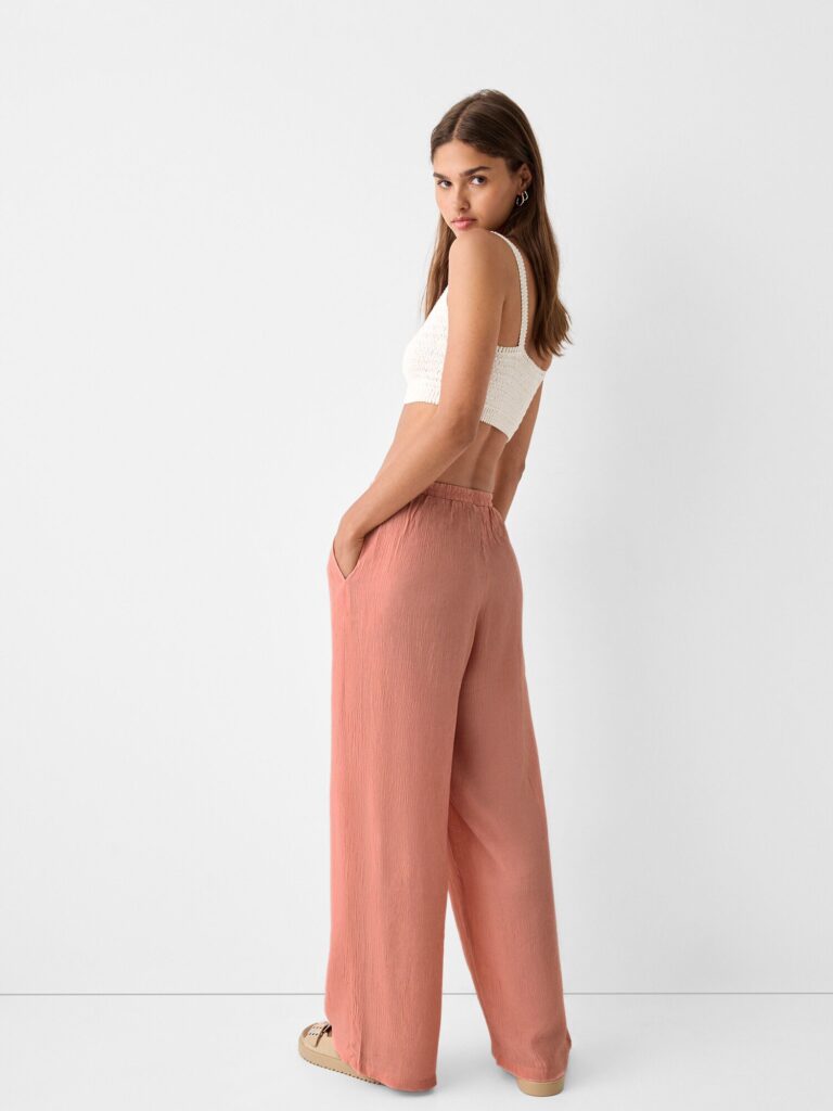 Bershka Pantaloni  rosé preţ