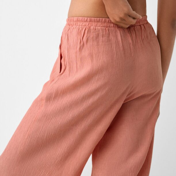 Preţ Bershka Pantaloni  rosé