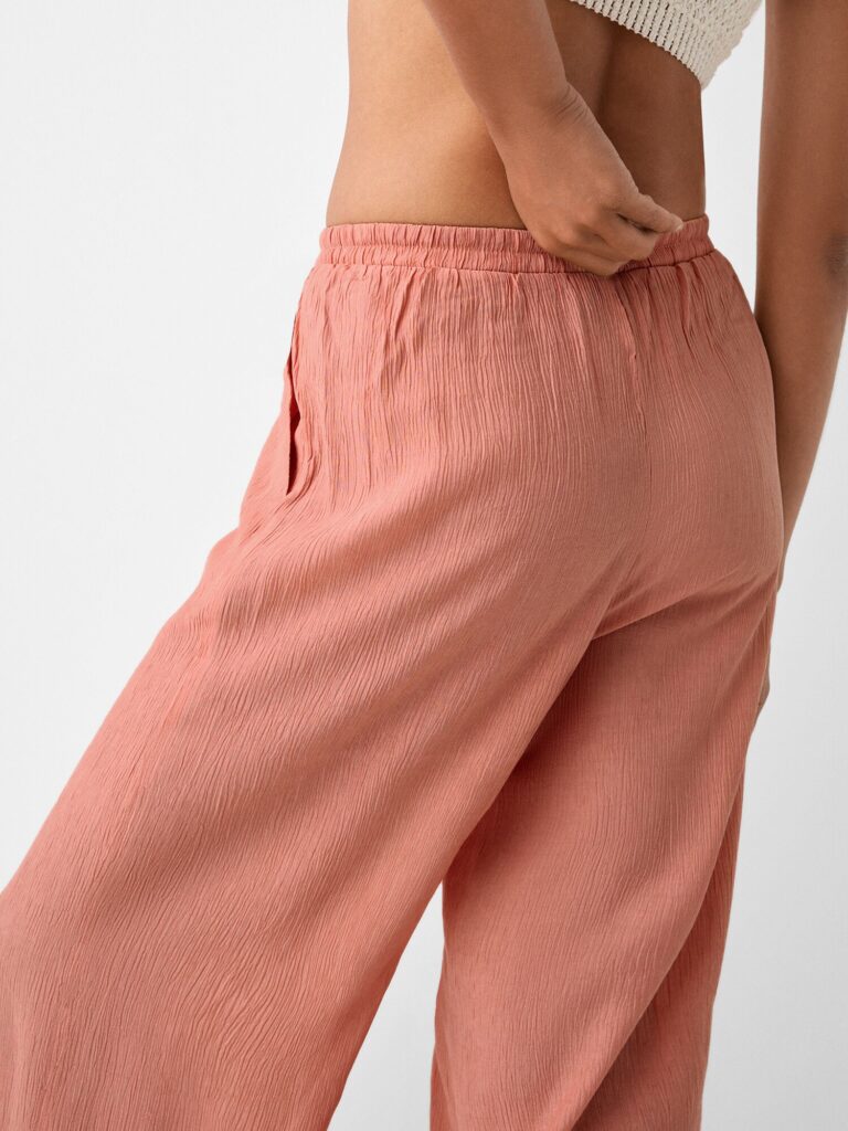 Preţ Bershka Pantaloni  rosé