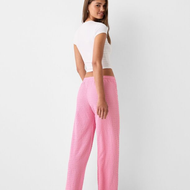 Bershka Pantaloni  roz preţ