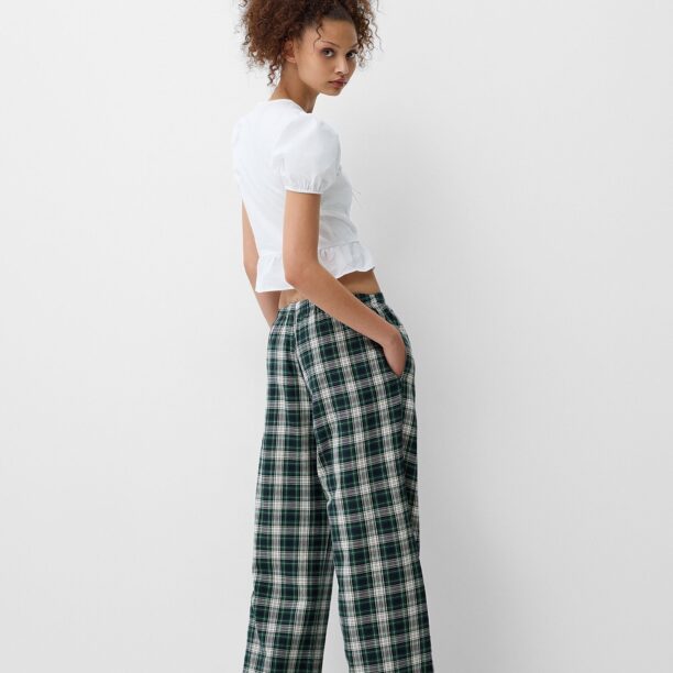 Bershka Pantaloni  verde jad / negru / alb preţ