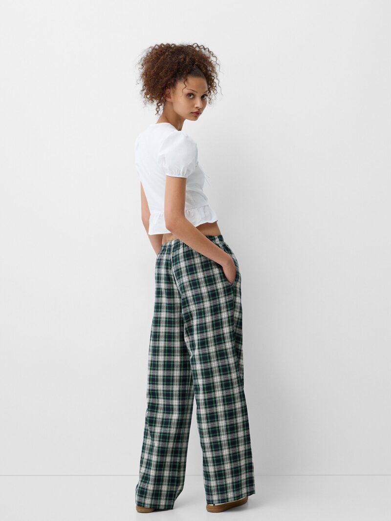 Bershka Pantaloni  verde jad / negru / alb preţ