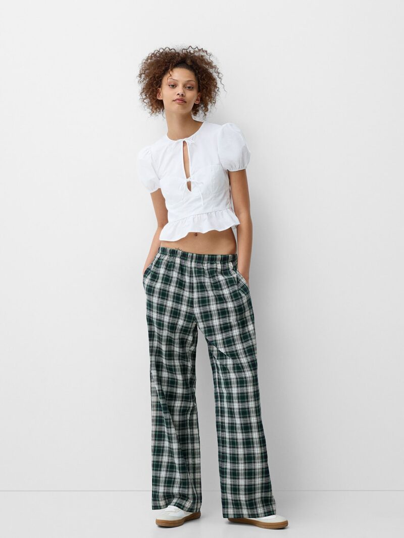 Cumpăra Bershka Pantaloni  verde jad / negru / alb