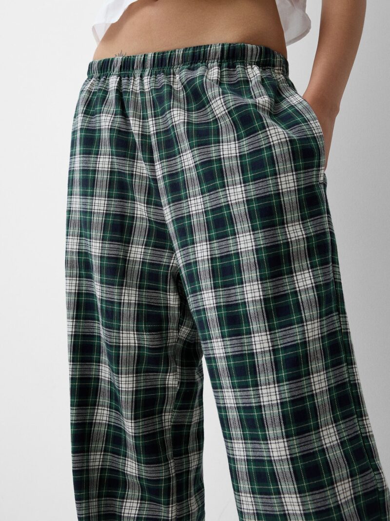 Preţ Bershka Pantaloni  verde jad / negru / alb