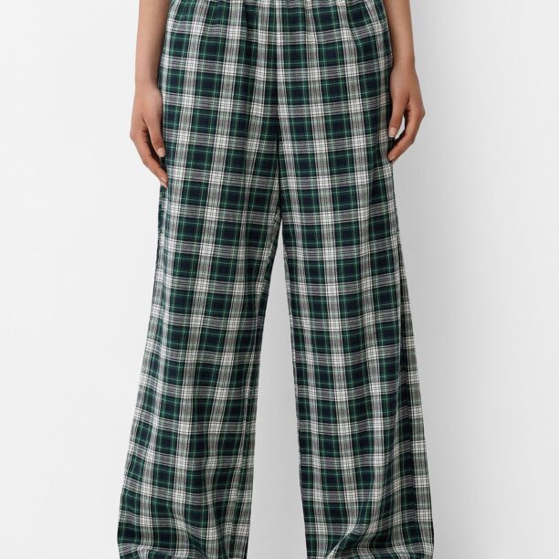 Bershka Pantaloni  verde jad / negru / alb