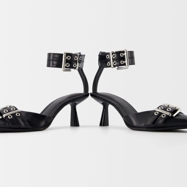 Cumpăra Bershka Pumps  negru / argintiu