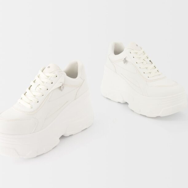 Preţ Bershka Sneaker low  alb