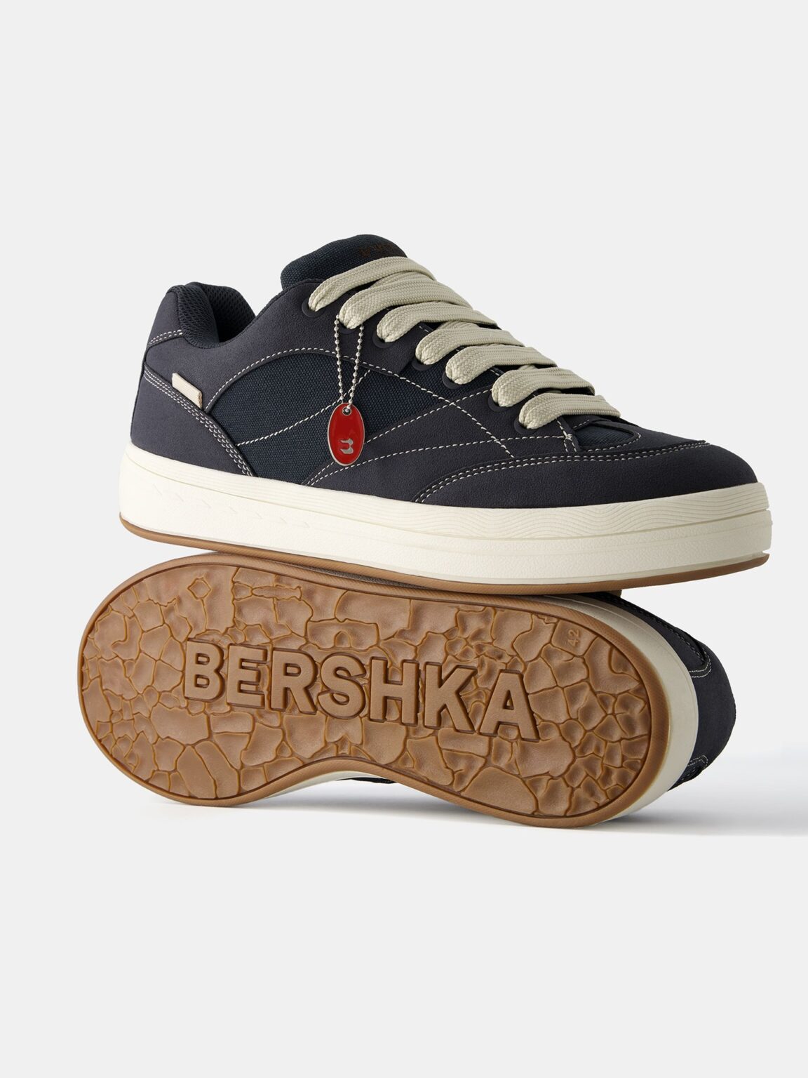 Preţ Bershka Sneaker low  albastru marin / albastru noapte / alb murdar