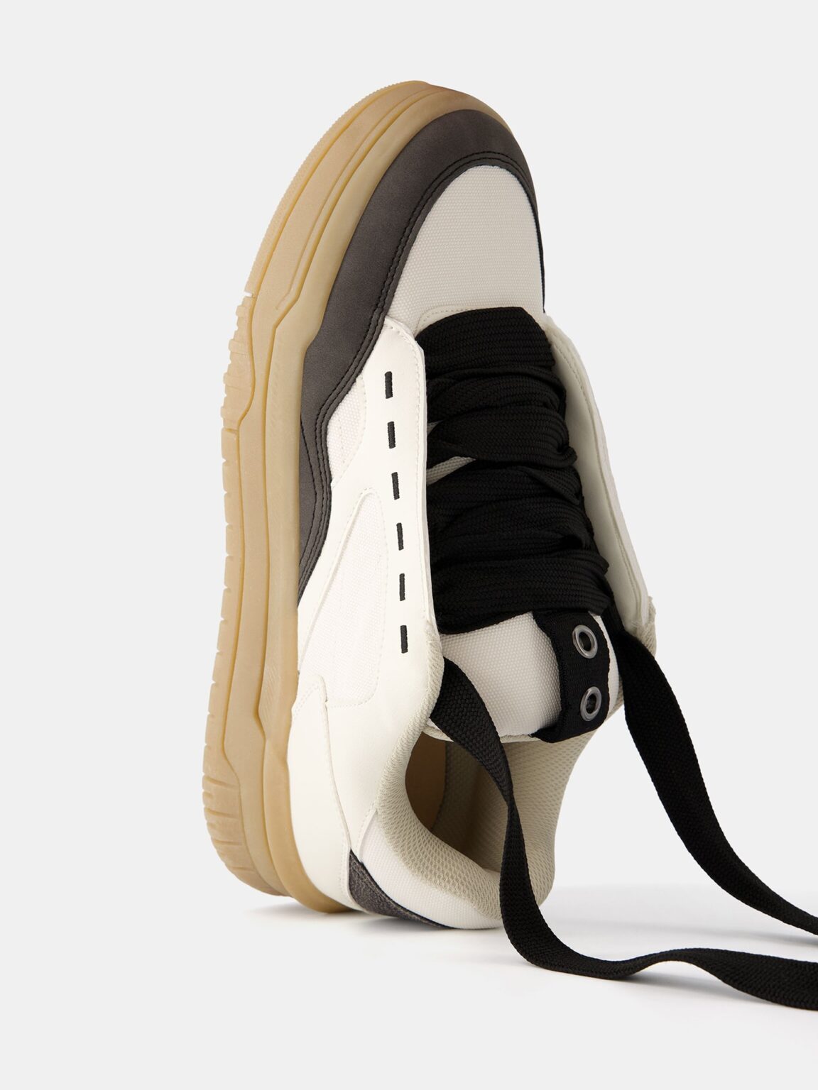 Cumpăra Bershka Sneaker low  negru / alb murdar