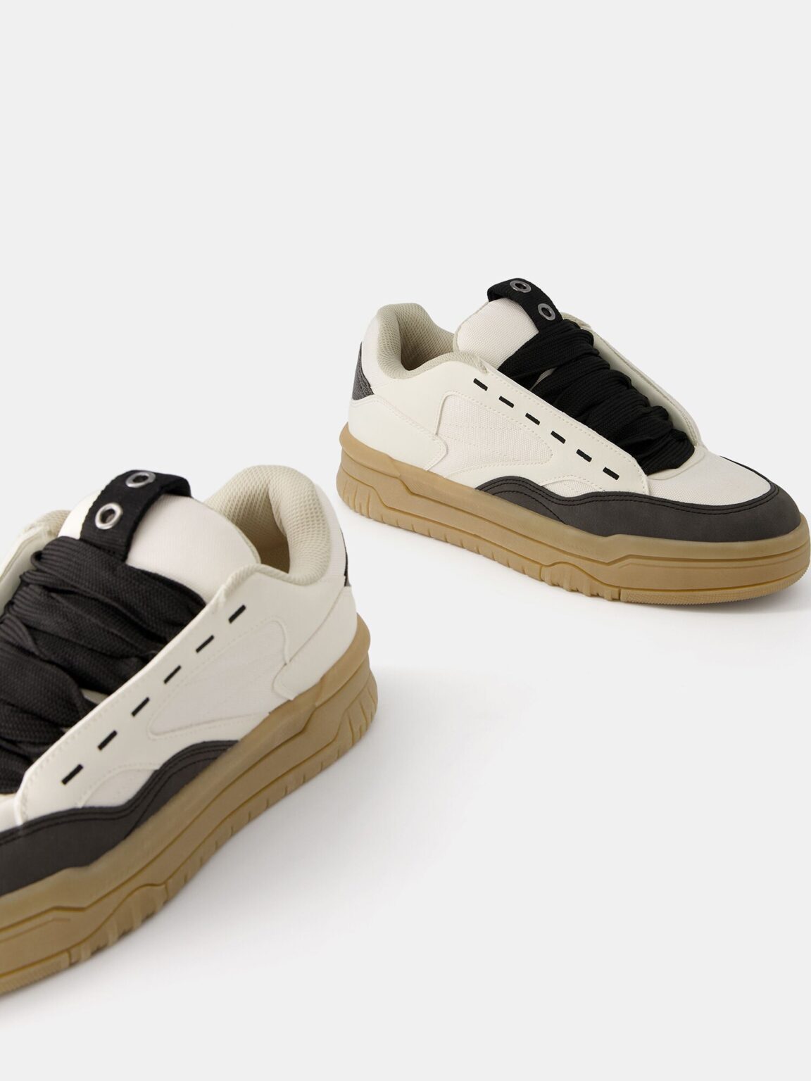 Preţ Bershka Sneaker low  negru / alb murdar