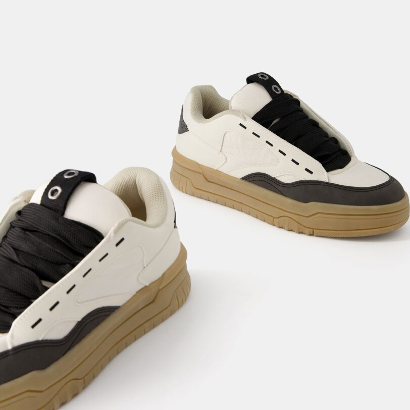 Preţ Bershka Sneaker low  negru / alb murdar