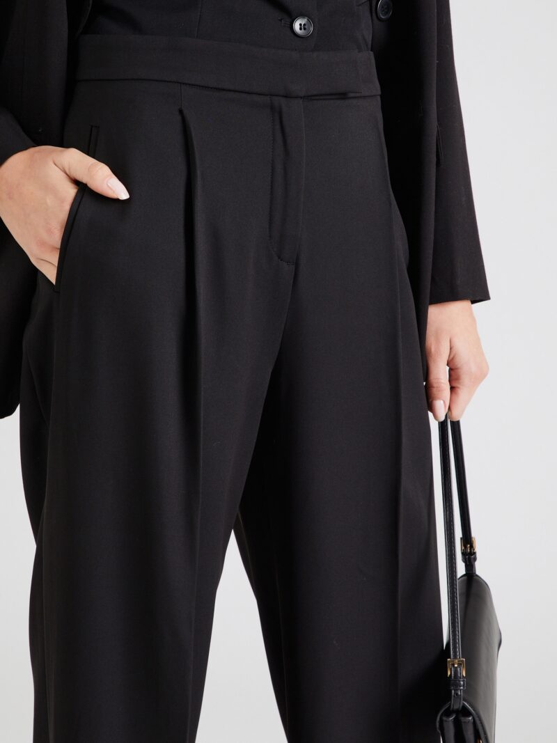 Preţ Calvin Klein Pantaloni cu dungă  negru