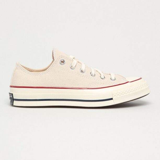 Converse teniși culoarea bej