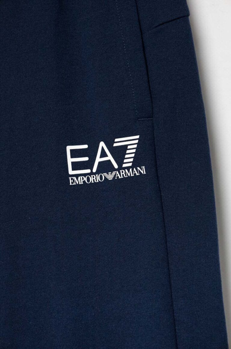 EA7 Emporio Armani pantaloni de trening pentru copii cu imprimeu preţ