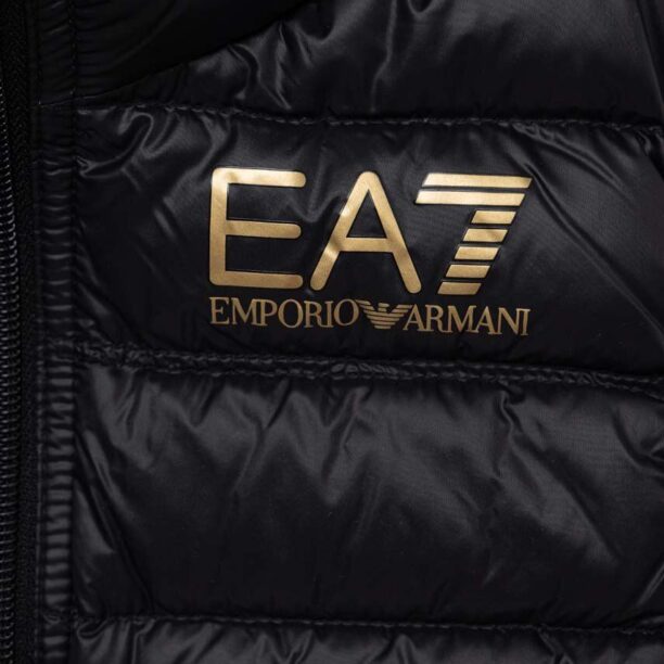 EA7 Emporio Armani vesta de puf pentru copii culoarea negru preţ