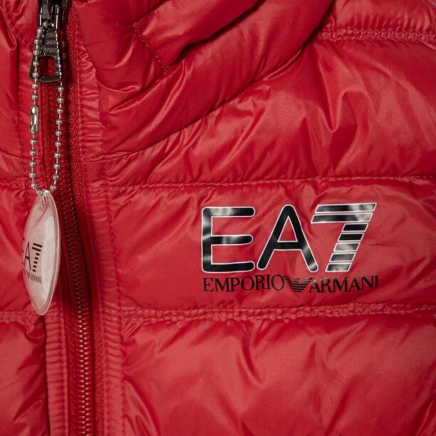 EA7 Emporio Armani vesta de puf pentru copii culoarea rosu preţ