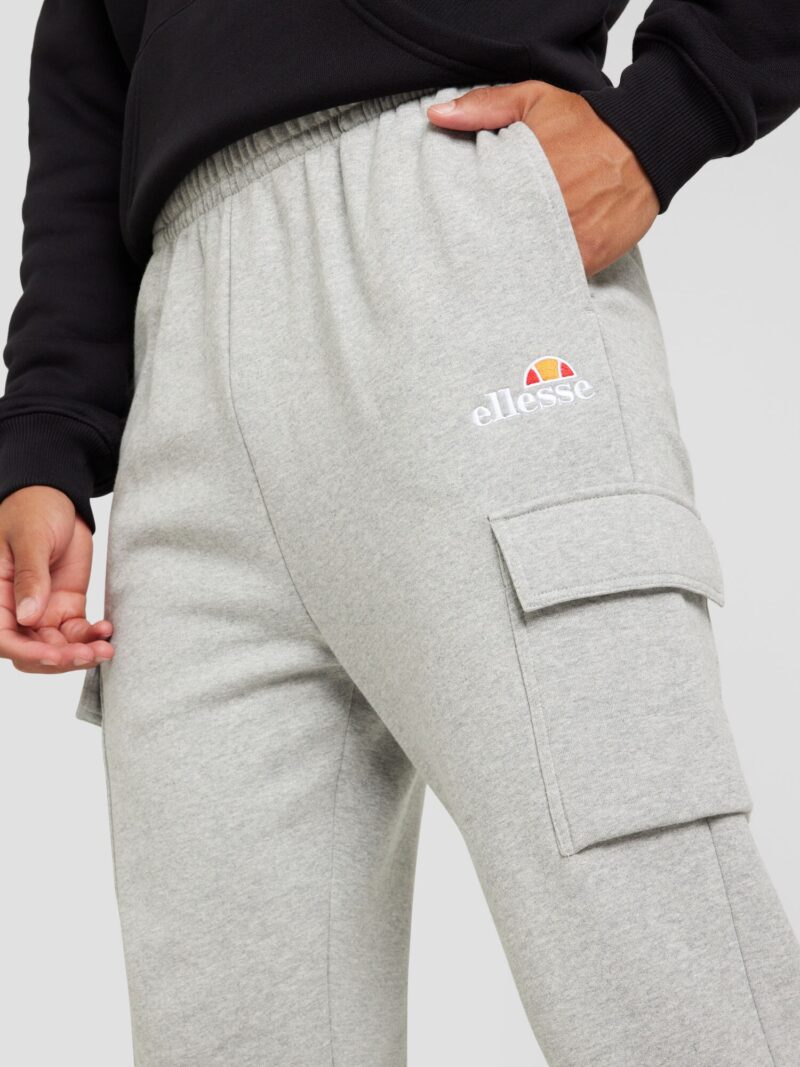 Cumpăra ELLESSE Pantaloni cu buzunare 'Davilas'  gri / alb