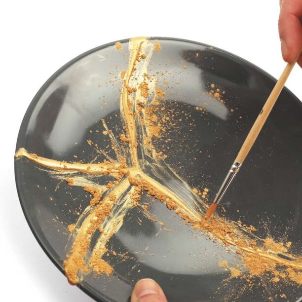 un articol decorativ folosind metoda kintsugi Kintsugi Kit